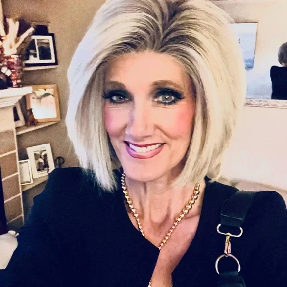 Elegant Raquel Welch lace front wig in Shaded biscuit ( Platinum blonde) - Picture 6 of 9